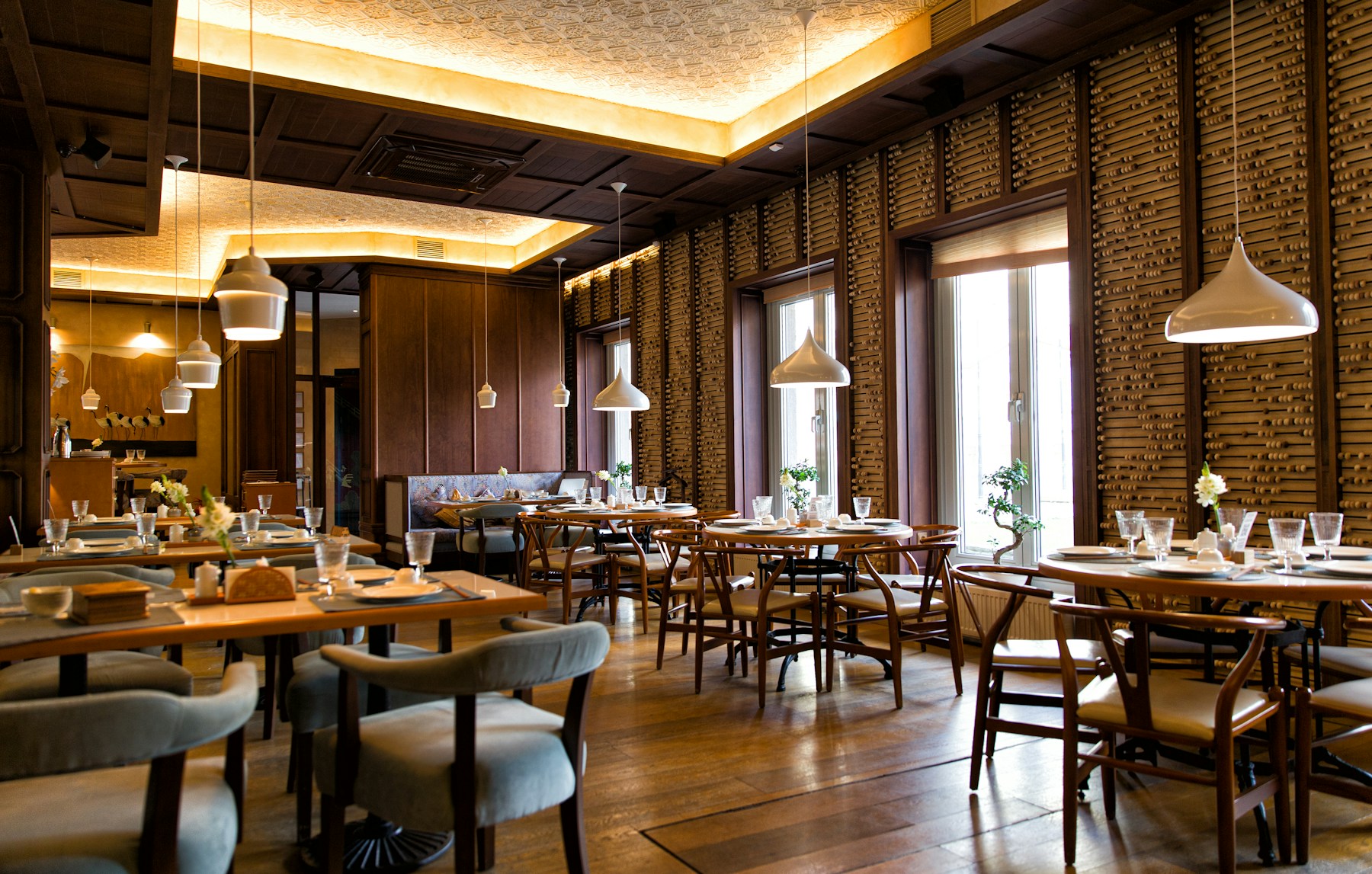 Salle de restaurant italienne dans une lumière chaude