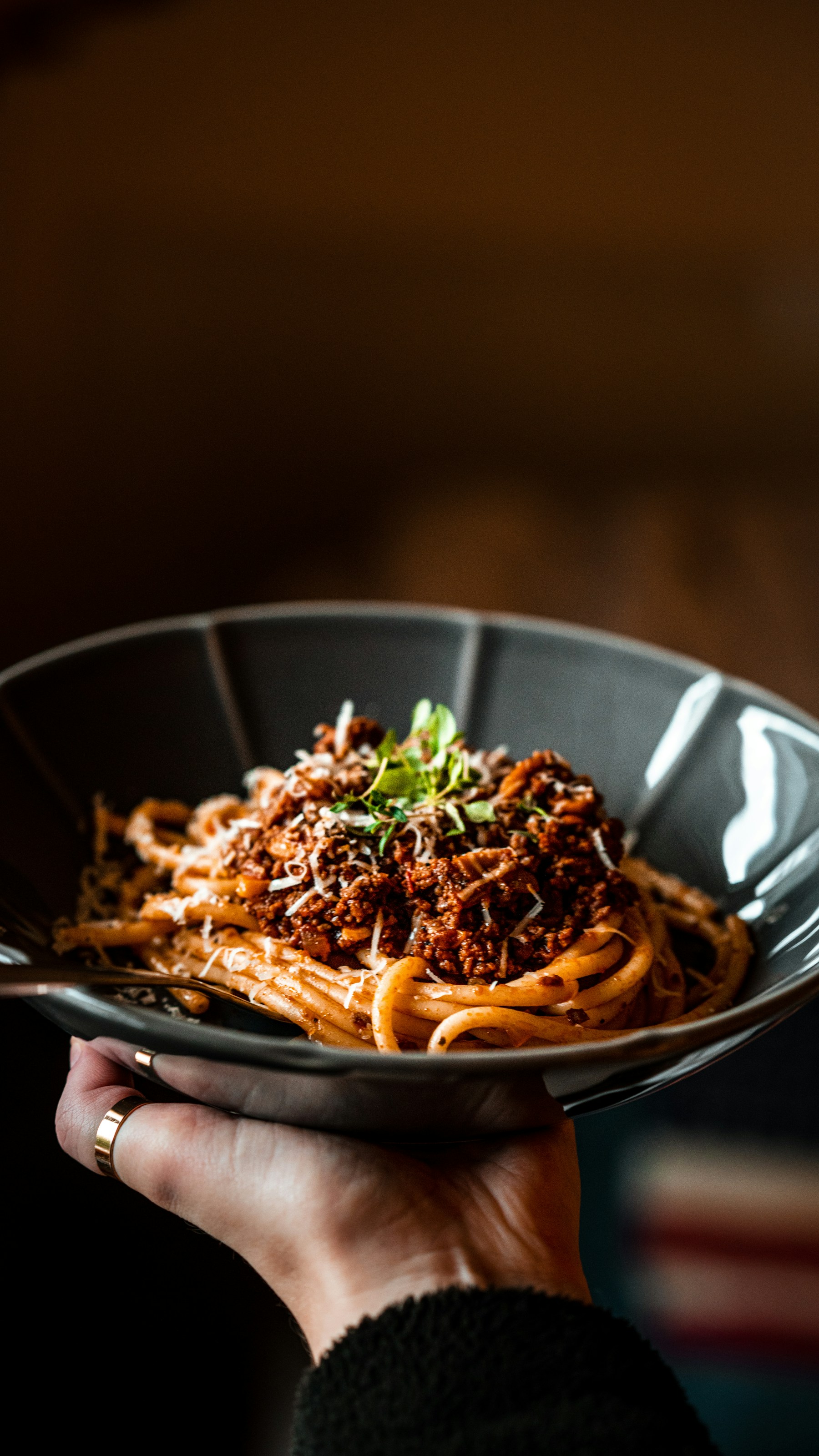 Pasta au ragù servie à table