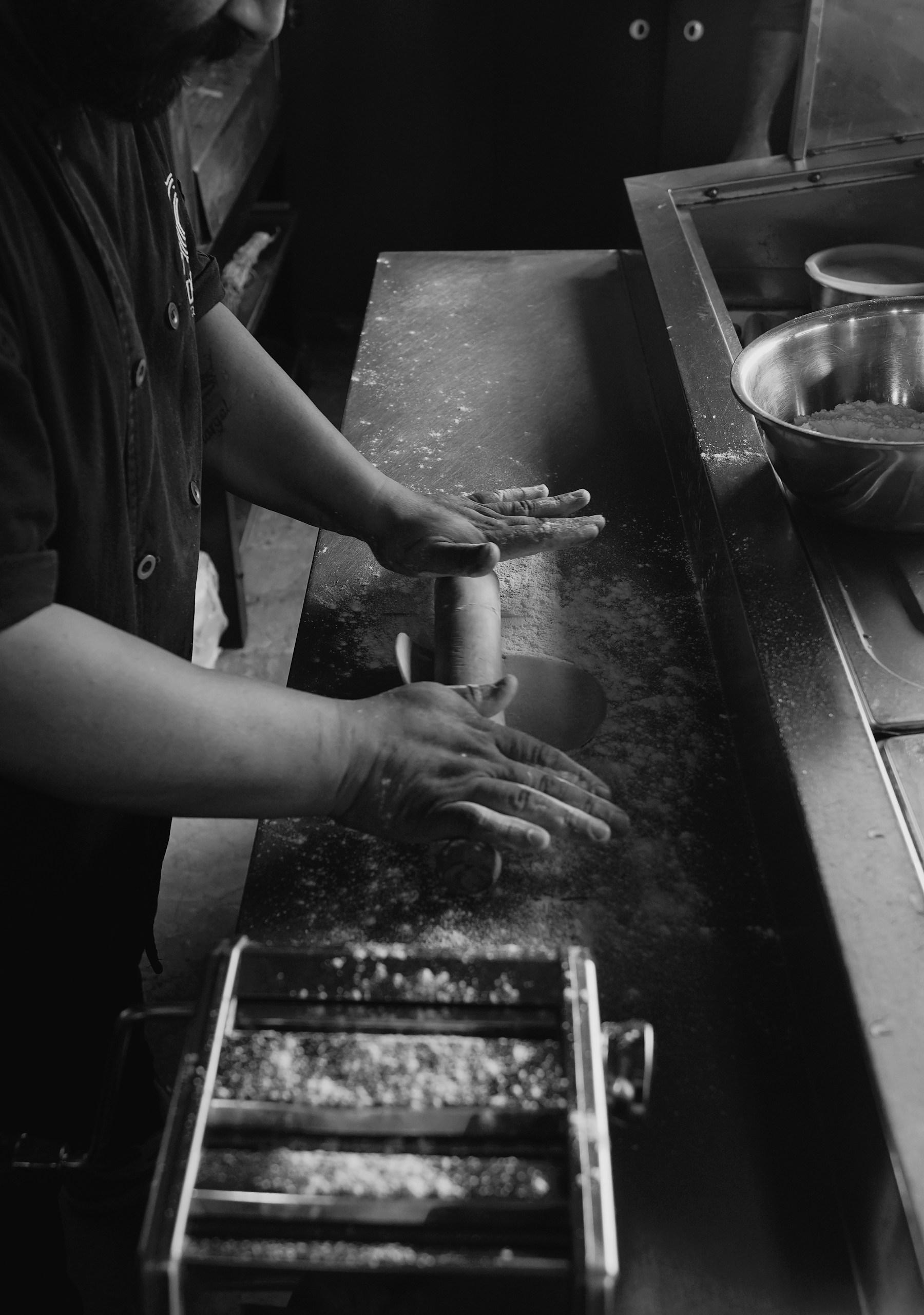 Chef préparant les pâtes fraîches à la main