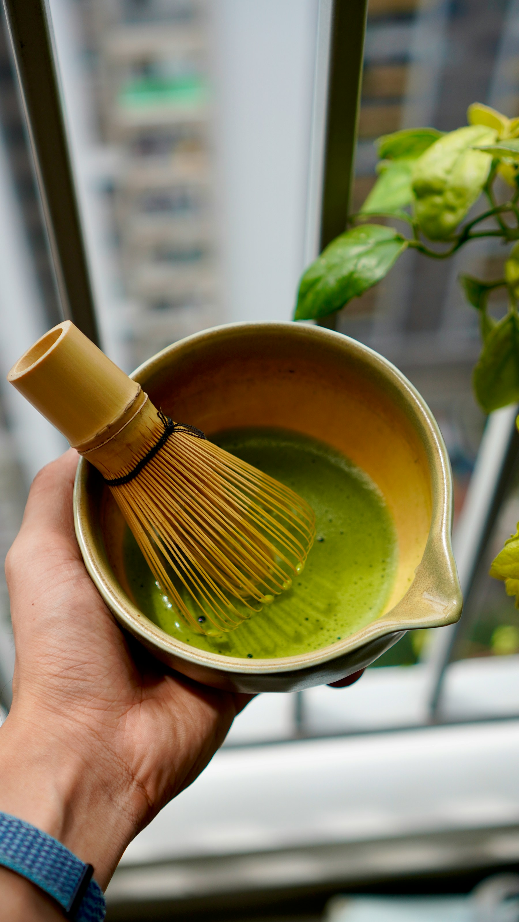 Bol de matcha tenu à deux mains