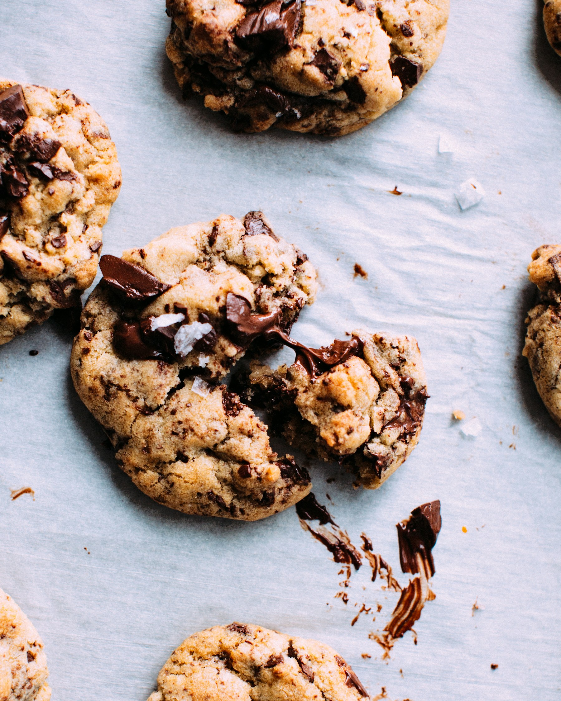 Cookie maison servi avec le matcha