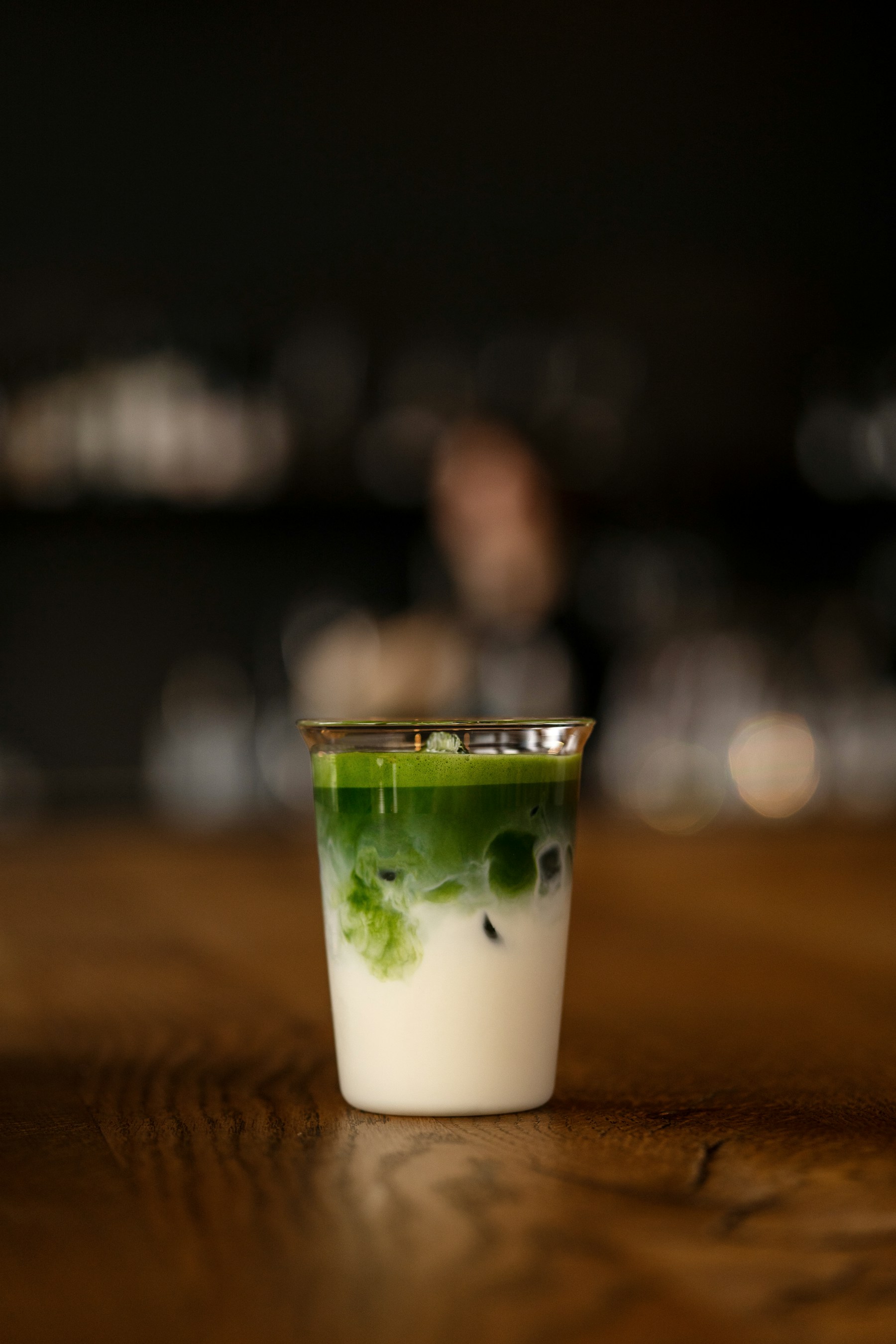 Boisson matcha préparée au comptoir