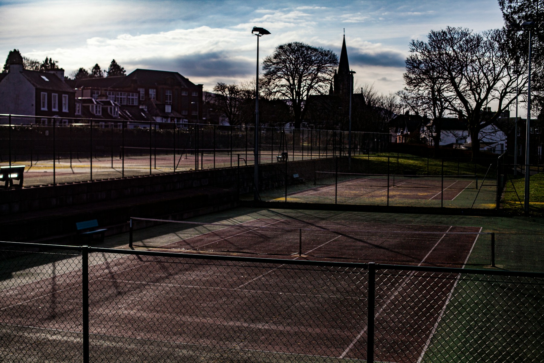 Terrains de tennis au crépuscule