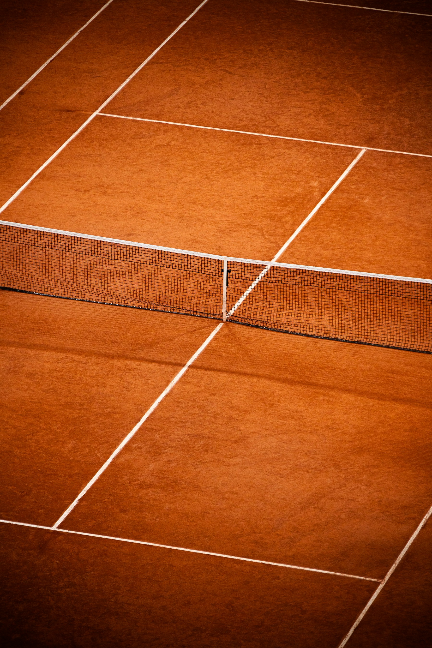 Lignes blanches sur un terrain de tennis en terre battue