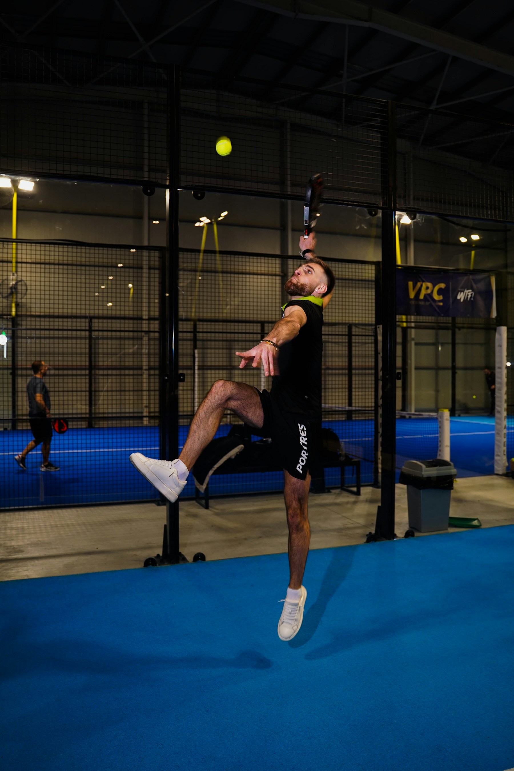 Joueur de padel en salle