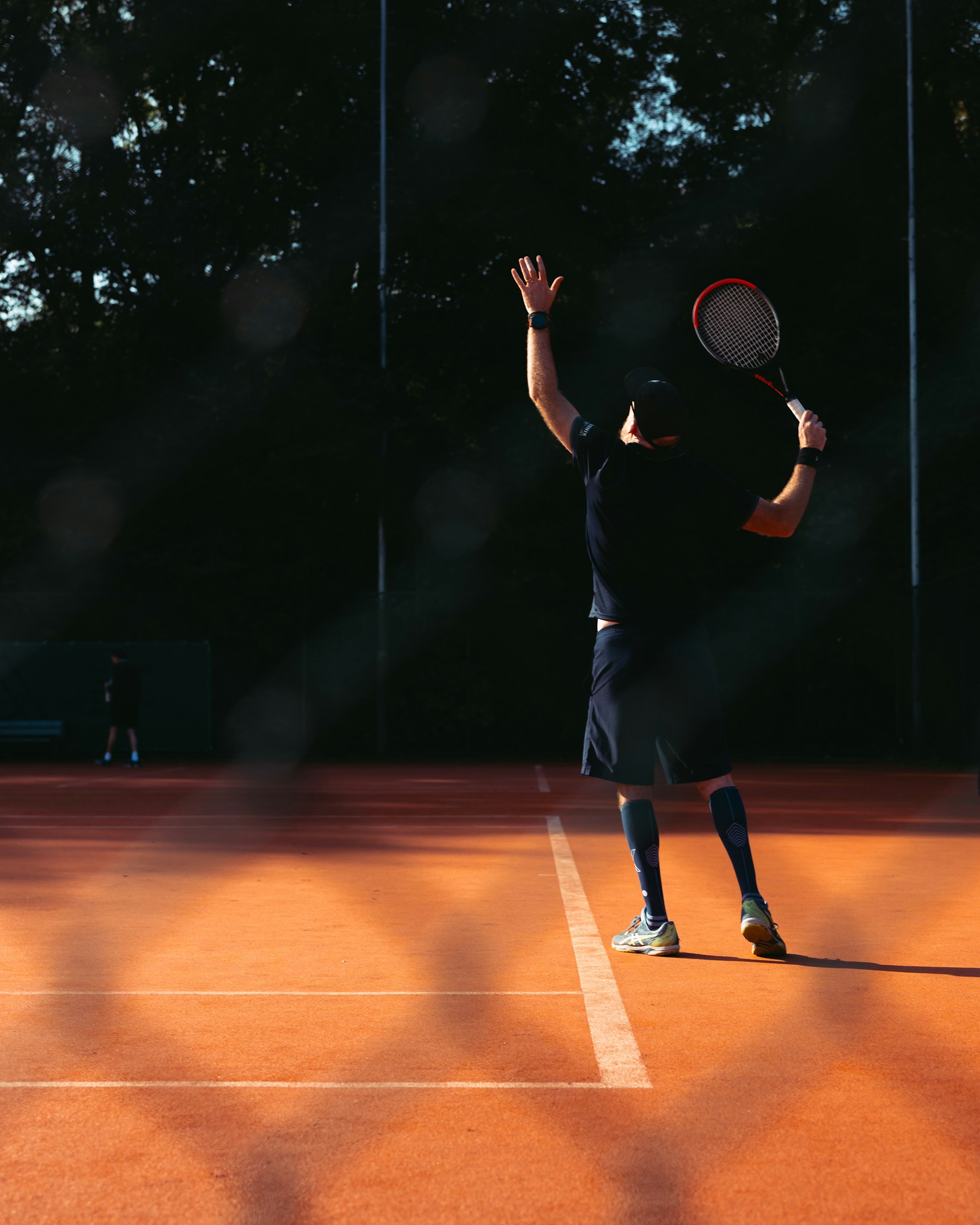 Joueur de tennis en mouvement sur un court extérieur